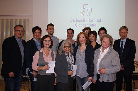 Das Ethikteam bei der Verleihung der Zertifikate (v.l.n.r.): Stefan Kliesch (Fortbildungsleiter), Helga Jansen, Jutta Bachmann, Dieter Rolfes, Mina Amiry, Dr. med. Nicole Meyer, Ursula Willenborg, Magda Vaske, Hilde von Drehle, Dr. med. Bernadette Brörin