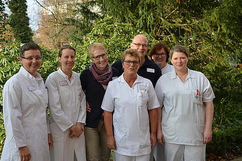 Glücklich über die positive Kritik (v.l.n.r.): Dr. med. Irene Link (Chefärztin), Dr. Constanze Dieke (Oberärztin), Agnes Gelhaus (Sekretariat Reha-Klinik), Mechthild Bohlke (Pflegerische Leitung Reha-Klinik), Michael Dumsdorf (Qualitätsbeauftragter