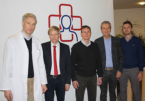 Spezialisten der Palliativversorgung im Austausch (v.l.n.r.): Priv.-Doz. Dr. med. Jörg Bäsecke (Chefarzt, medizinischer Leiter Palliativstützpunkt), Priv.-Doz. Dr. med. Bernd Alt-Epping (Klinikum Göttingen), Dr. med. Matthias Wenck (Vertreter der nied